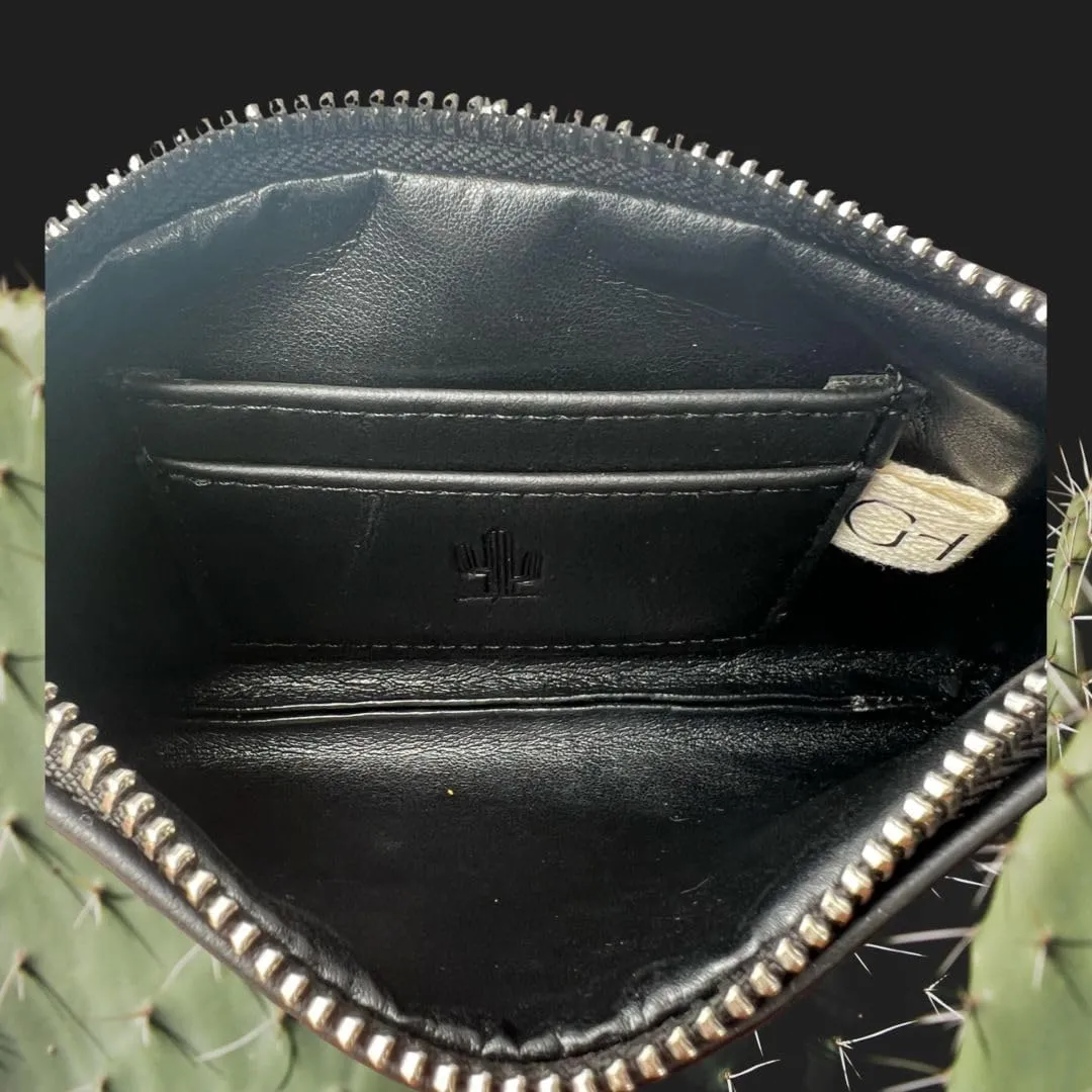 Women's eco-friendly wristlet - made with nopal cactus and corn leather, elegantly crafted in every detail.