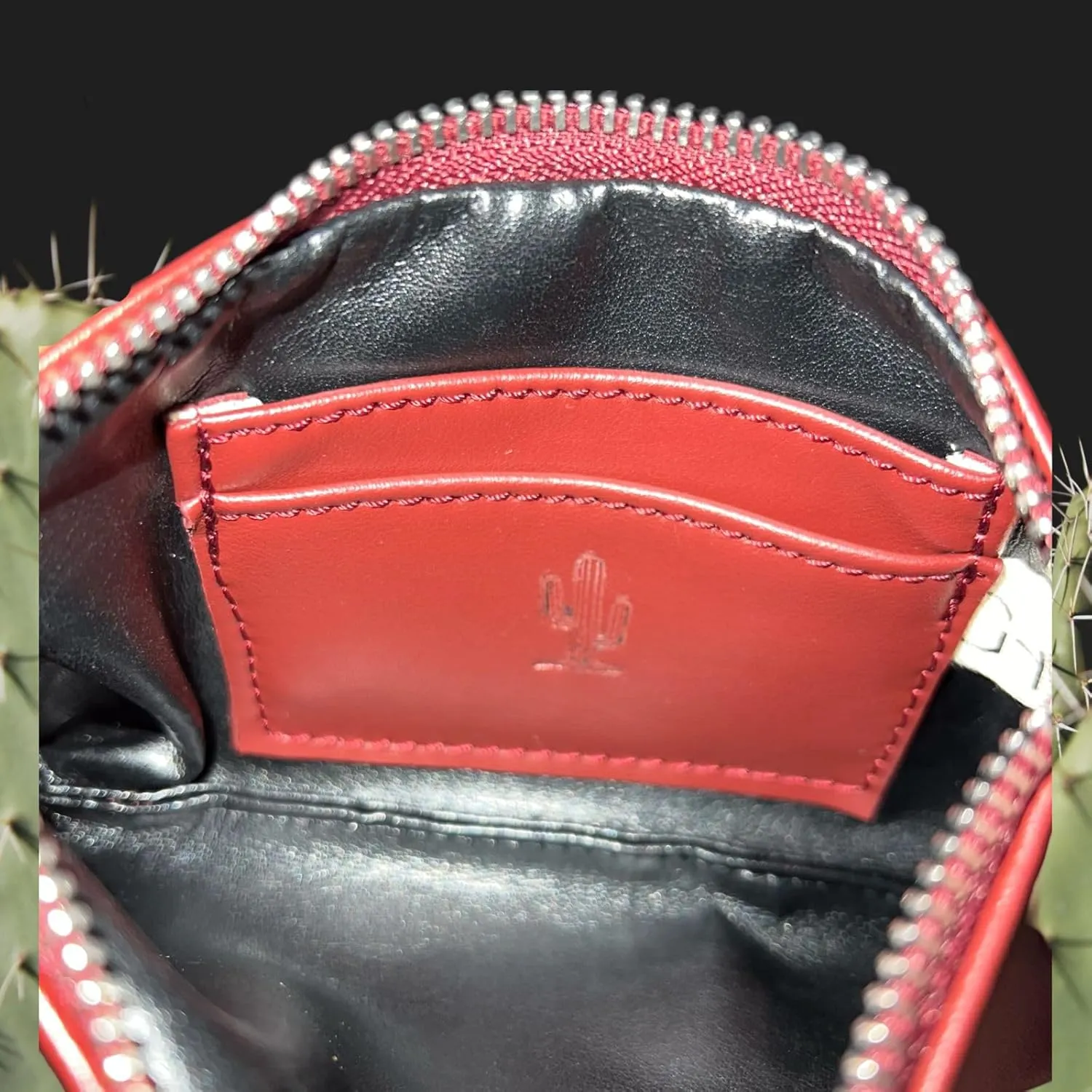 Women's eco-friendly wristlet - made with nopal cactus and corn leather, elegantly crafted in every detail.