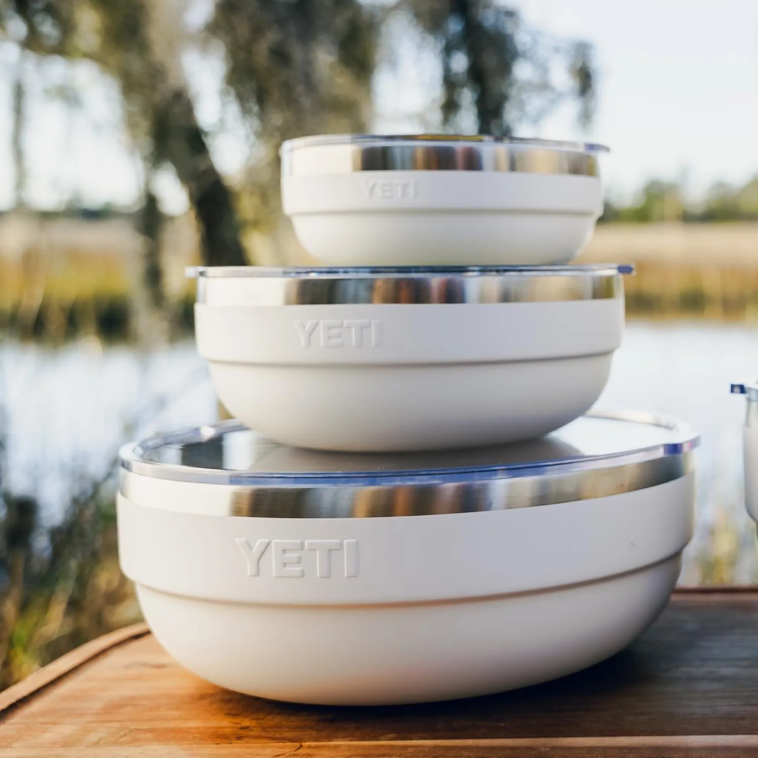 YETI Rambler Low Bowls, Vacuum Insulated, Stackable and Nestable Stainless Steel Bowl with Lid, 0.7 Quart, Navy